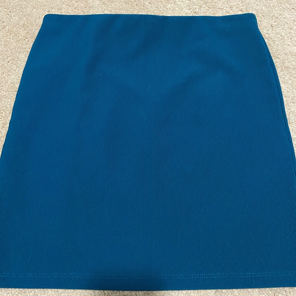Forever 21 Skirt. 17 inch length stretch skirt. Size Large